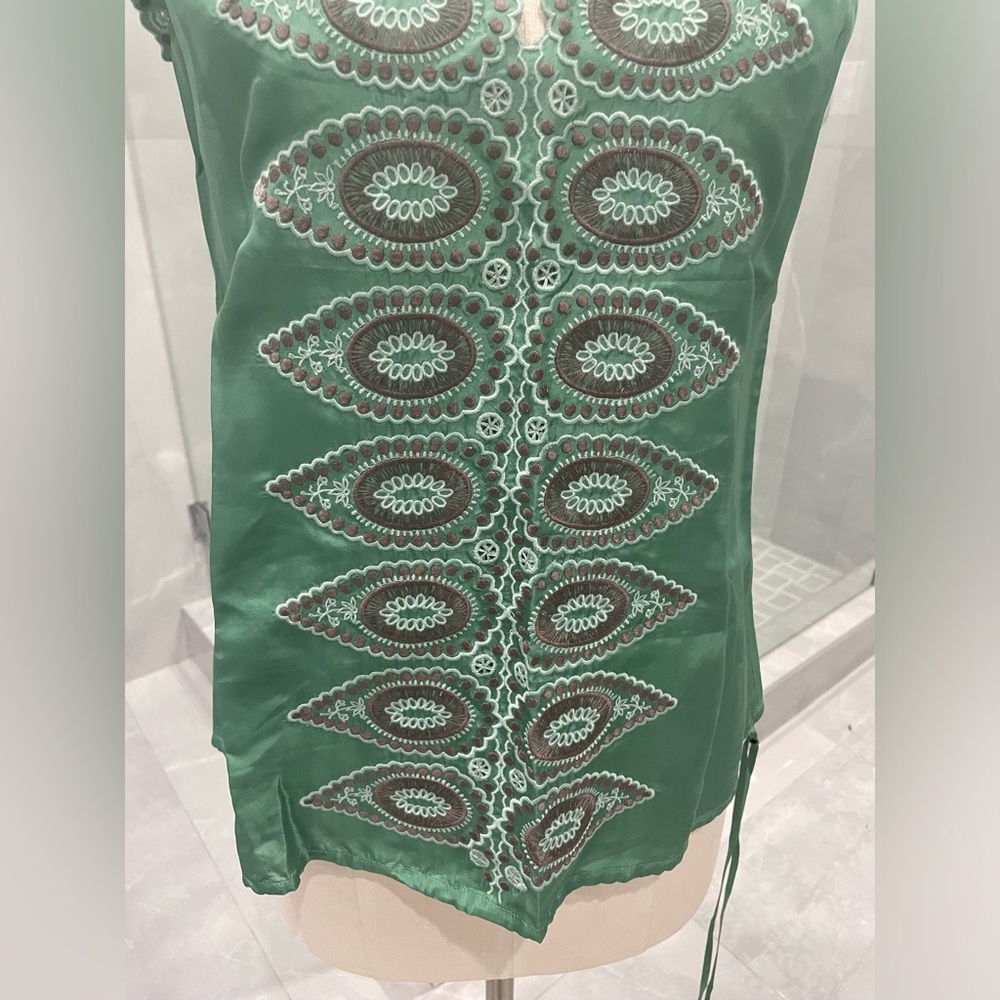 BCBGMAXAZRIA GREEN SILK TOP SIZE SMALL - Picture 2 of 16